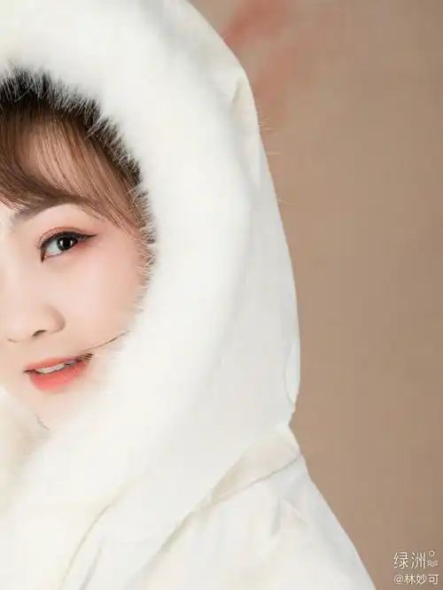 组图名门淑女林妙可晒古风汉服写真撑伞吹笛婉约清丽
