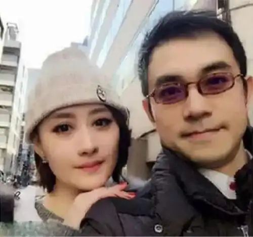 她才是琼瑶第一眼相中的小燕子,如今44岁无子却过得让人羡慕