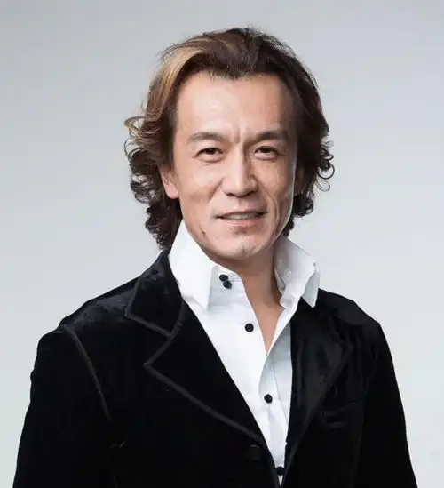 哈文悼念李咏去世3周年,晒白玫瑰表达哀思,女儿发文称好爱爸爸