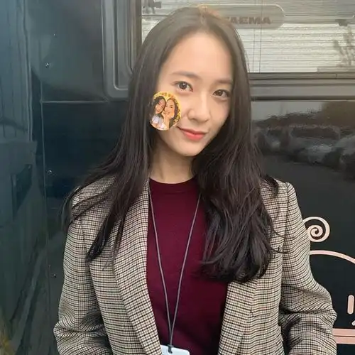南韩26岁女星郑秀晶透视篓空高衩裙,不吝啬秀大长腿,网友好评
