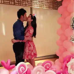 李晨献吻为女友范冰冰庆生搂准岳母亲密合影