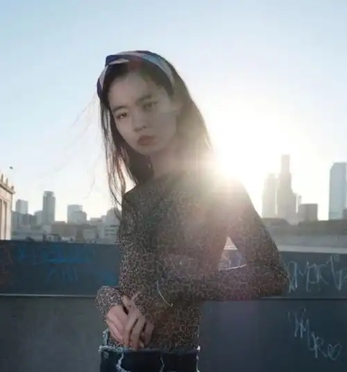宝藏女孩liuyi私服太有个性了身穿宽松背带裤独特又搞怪