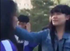 北京一高中女生遭多名女生掌掴画面曝光打后还被脱掉了衣服
