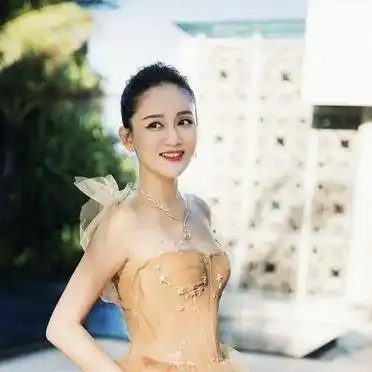 身穿一袭抹胸设计的淡黄色连衣裙,气质清新淡雅,并且还把肤色衬托得很白皙