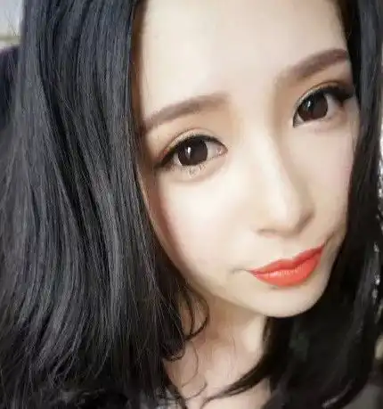 小姐姐晒美颜照,片刻便涨粉几万,当看完素颜照,网友被骗了