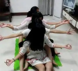 爆笑gif趣图美女在家吃东西,完全不顾形象,这是几天没吃饭了