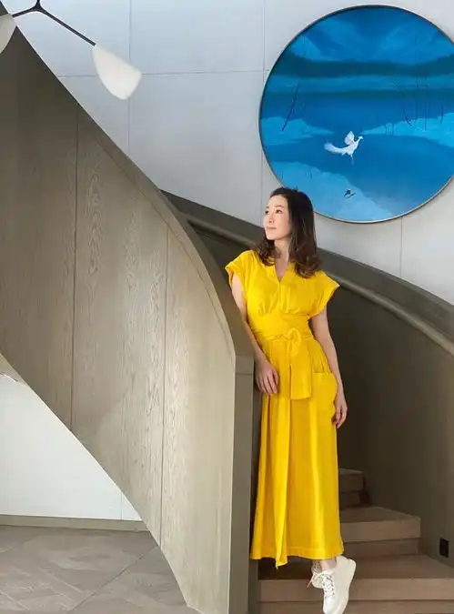 西装裙原来可以这么性感,佘诗曼最爱超短裤,下衣失踪轻松打造