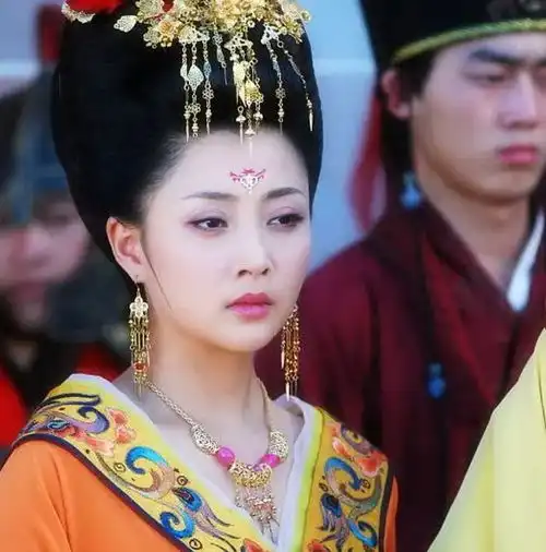 43岁殷桃穿背心大秀身材上围丰满小腹平坦,素颜皮肤紧致似少女