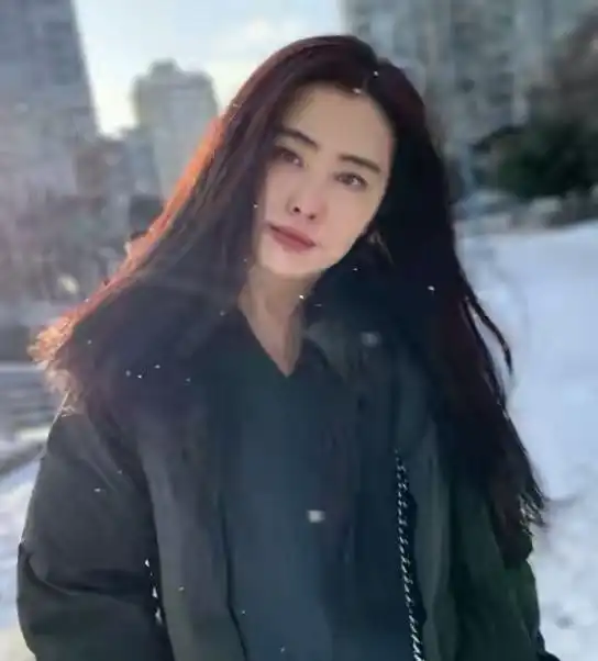 53岁王祖贤罕晒照,风华绝代美人依旧,皮肤白皙紧致似少女