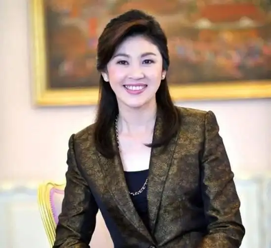 泰国新任美女总理任典礼比姑姑英拉都惊艳,他信亲自陪同亮相