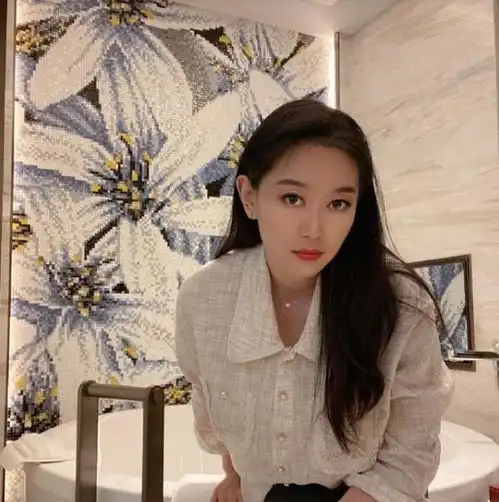 孙一文不愧是体育界的颜值担当,穿小香风衬衫自拍,不输大牌明星