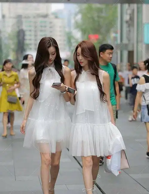 双胞胎的仙女裙,精致同时又有气质,每走一步都是魅力