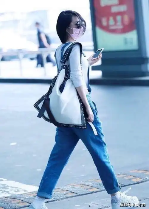 许晴完全没有中年人的影子,年过半百穿白t恤配背带裤,像个少女
