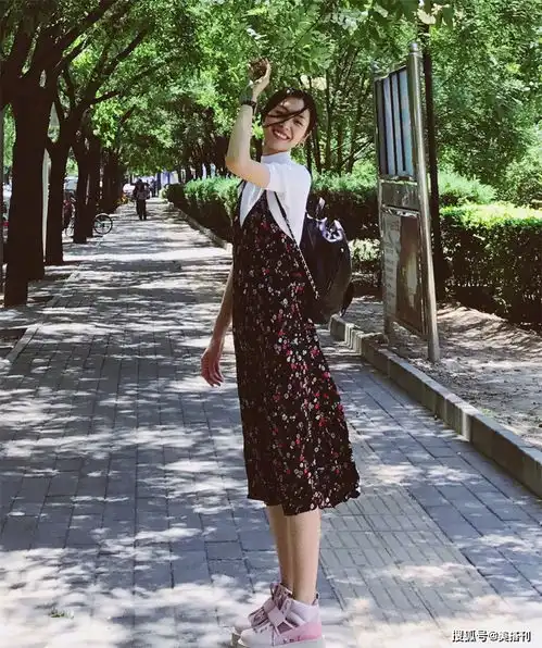 大表姐也有一颗少女心穿紫色碎花裙超温柔,一秒变漂亮小姐姐