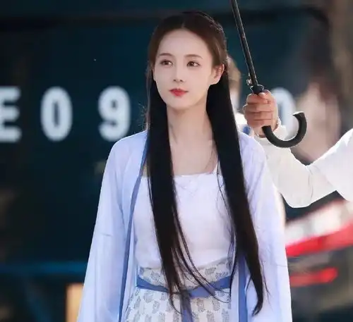 9位女星古装路透,热巴赵露思齐穿红衣,鞠婧祎袁冰妍头饰华丽