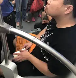 大连地铁车厢内现色狼男子手机偷拍咔咔响