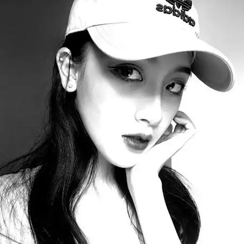 戴帽子的漂亮女人