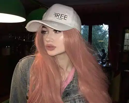 没人相信厚唇美女只有15岁,口红真是涂的绝了