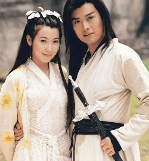 她是海清同学,事业巅峰时嫁富豪生一儿一女,如今42岁成单亲妈妈