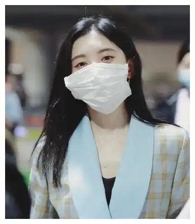 当明星戴上口罩,鞠婧祎脸小,看到翟潇闻嘴巴像p上去的一样