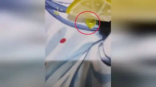 女孩称在漫展收到带针棒棒糖对光才发现幸亏没有吃