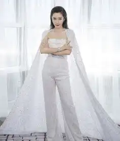 46岁的李冰冰与亲妹妹合照,一个活成少女,一个却优雅老去