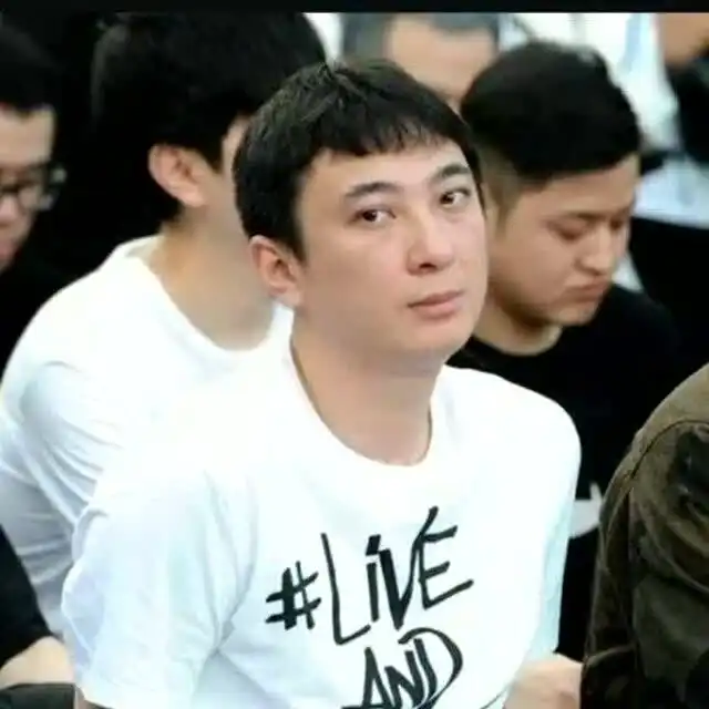 王思聪又被拍与美女扫货,两人一路十指紧扣,狂买奢侈品多到拿不下