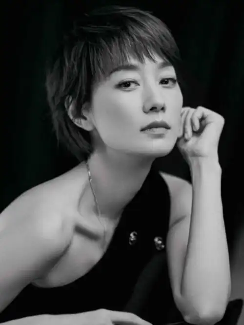 马伊琍真有女人味,穿黑色斜肩裙优雅又高级,身材比例太傲人