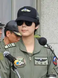 台美女飞行员风头盖过阿帕奇