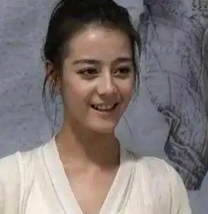 不吹不黑,素颜看五官,关晓彤真的比热巴美吗