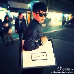 什么软件可以把人除外,然后将背后的背景都给模糊化