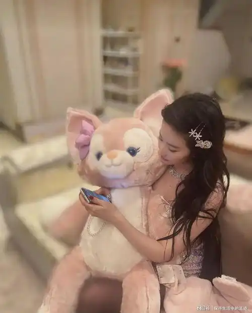 刘亦菲一大把年纪还装嫩,头上带着粉嫩发夹,怀里抱着布娃娃女人网易订阅