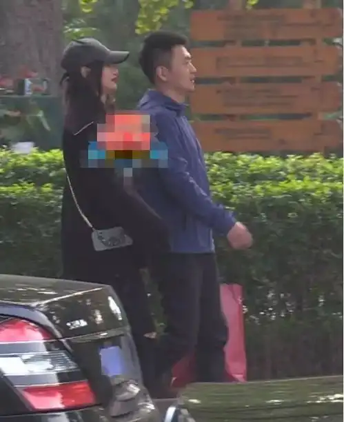 她和李亚鹏张亚东谈过恋爱,如今年近50却依旧不婚