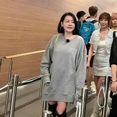 45岁小s现身香港脸上沟壑纵横身材走样,录一会节目就喊累