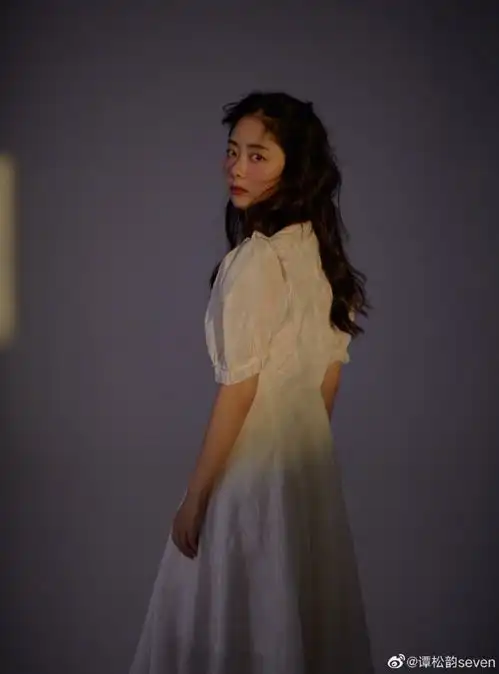 谭松韵油画风写真绝美少女复古可爱