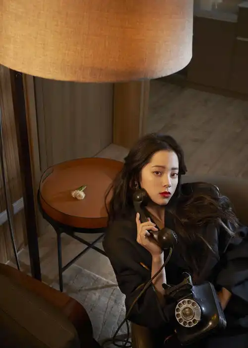 长发及腰的欧阳娜娜,穿复古绑带印花裙出镜,小秀身材女人味十足