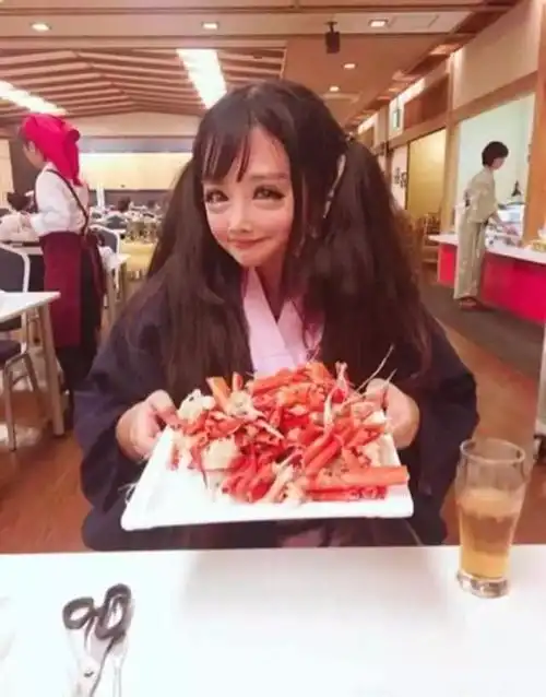 花费340万整容8次,真人版二次元少女,网友卸了妆啥样