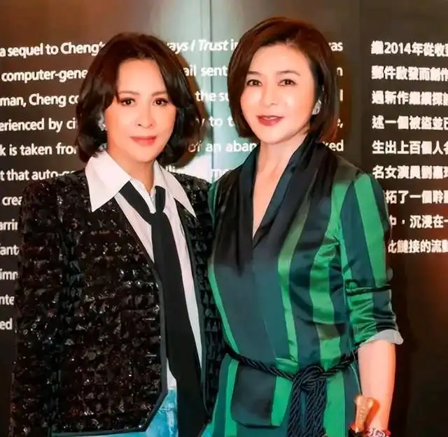 刘嘉玲晒看画展照片,棕色西装配短裤,年近半百气质依旧雍容华贵