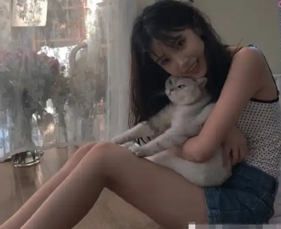 还记得那个被富豪看中的14岁剪刀手女孩吗曾承诺娶她为妻,如今咋样了