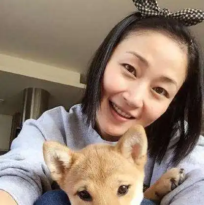 曾是亚姐亚军,与吕颂贤四年感情被甄子丹狂追,后闪婚嫁编剧老友