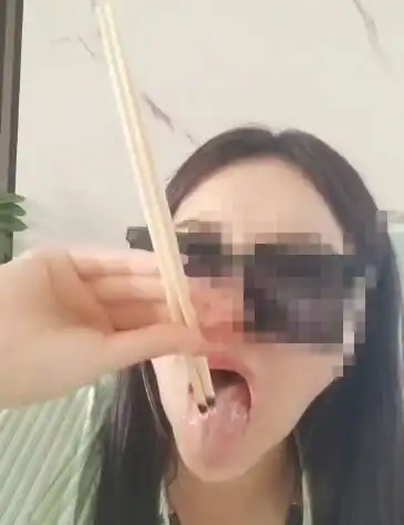 甘肃11岁男孩用姥爷手机看蜡滴舌头针扎耳直播打赏22万平台回应