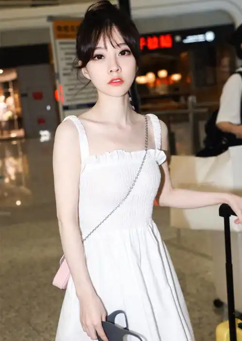 冯提莫穿吊带裙清纯可人,美到让人忽视身高,不愧是宅男女神