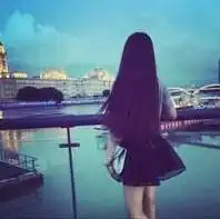 能牵手的时候,请别肩并肩