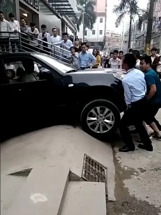 女司机第一次开车上路,试了五个人了谁能告诉我现在该怎么办在线等