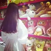 抱着轻松熊的女生头像微信头像图片大全
