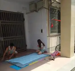 河南女大学生宿舍楼下给男友缝被子单身狗醉了