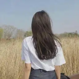 2018伤感的美女背影头像痛在心头别窒息在自己的蛹壳里