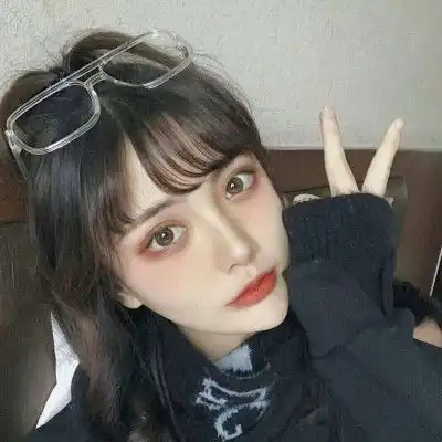 用漂亮喜欢搞怪的女生做头像,自己也心情舒服