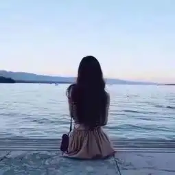 求大神帮我找到下面图片的男生最好也是坐着的p图也可以