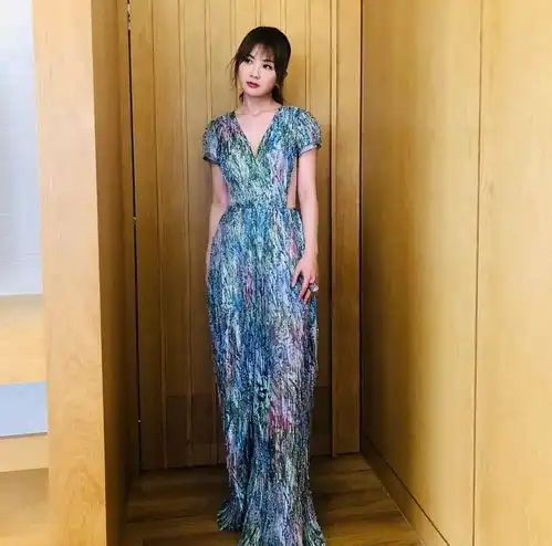 37岁阿sa太会穿一袭鳞片裙露背秀好身材,网友终于高调一回